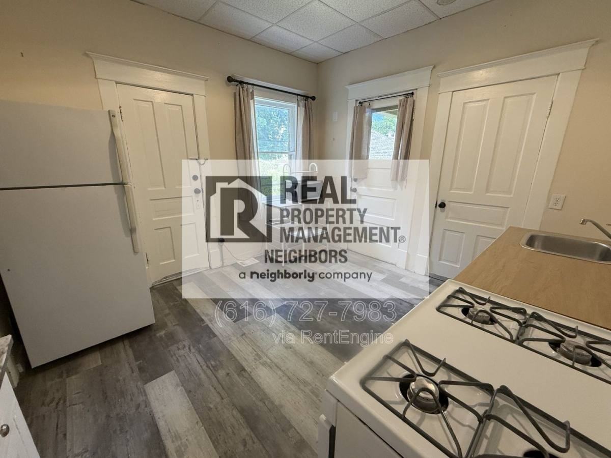 216 Lafayette Ave NE E - Photo 6 of 10