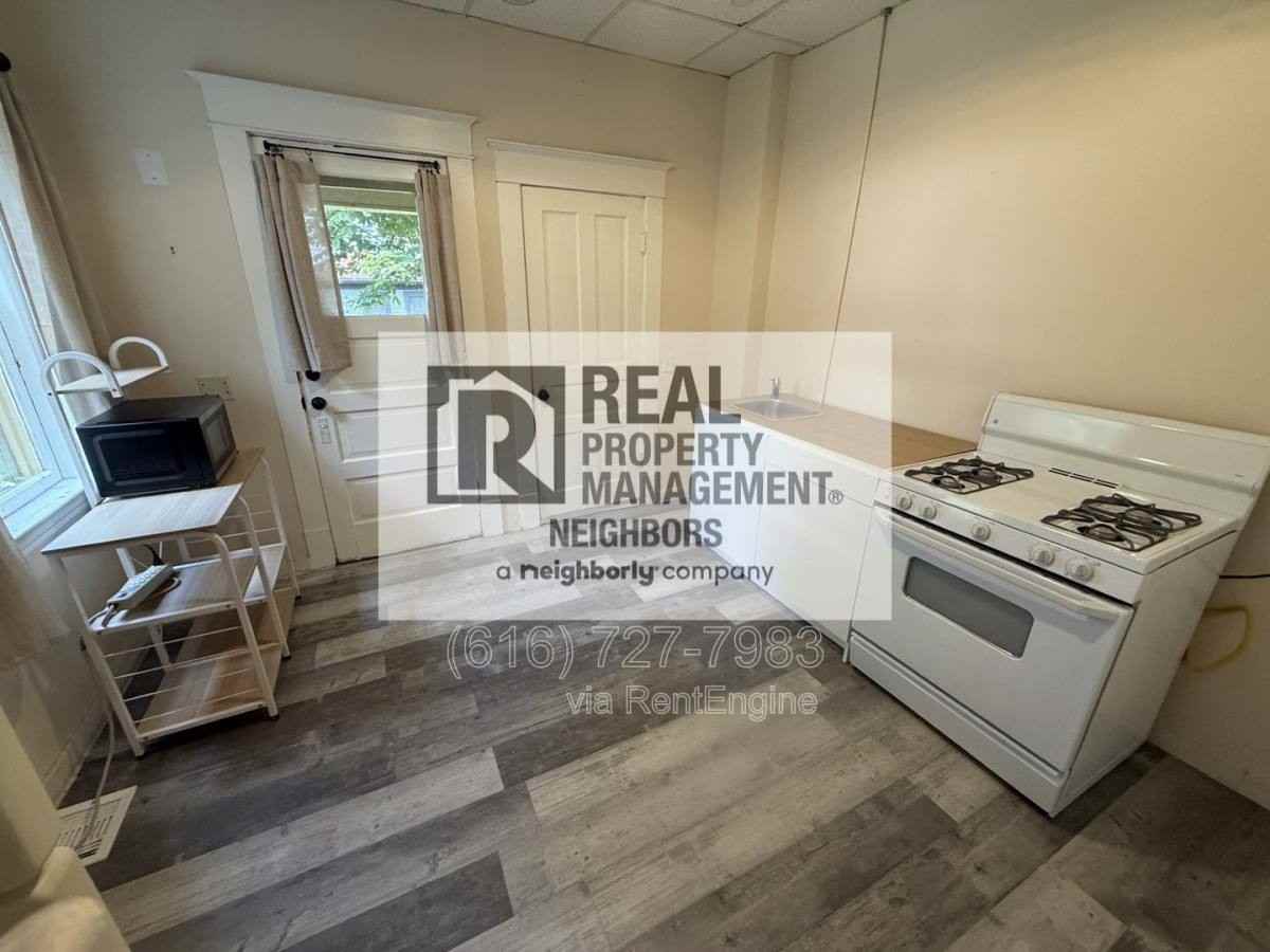 216 Lafayette Ave NE E - Photo 7 of 10