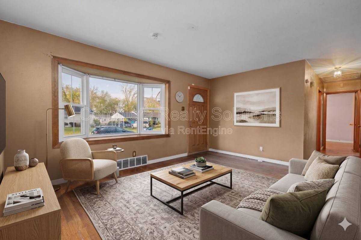 1386 Fairmeadows Ln - Photo 2 of 10