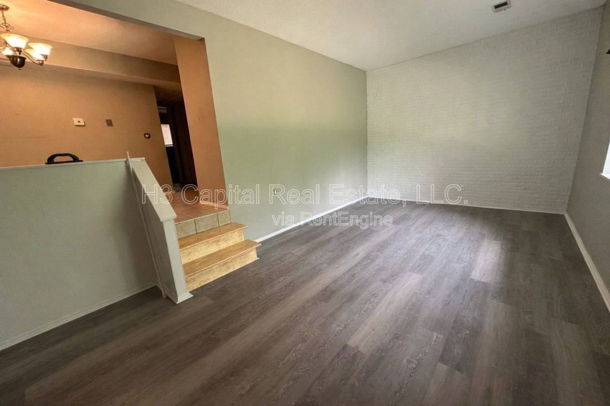 103C Woodhenge Dr - Photo 2 of 8