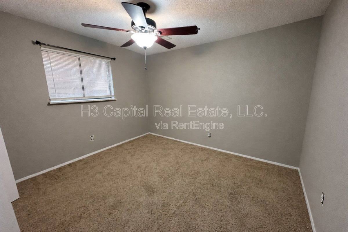 103C Woodhenge Dr - Photo 6 of 8