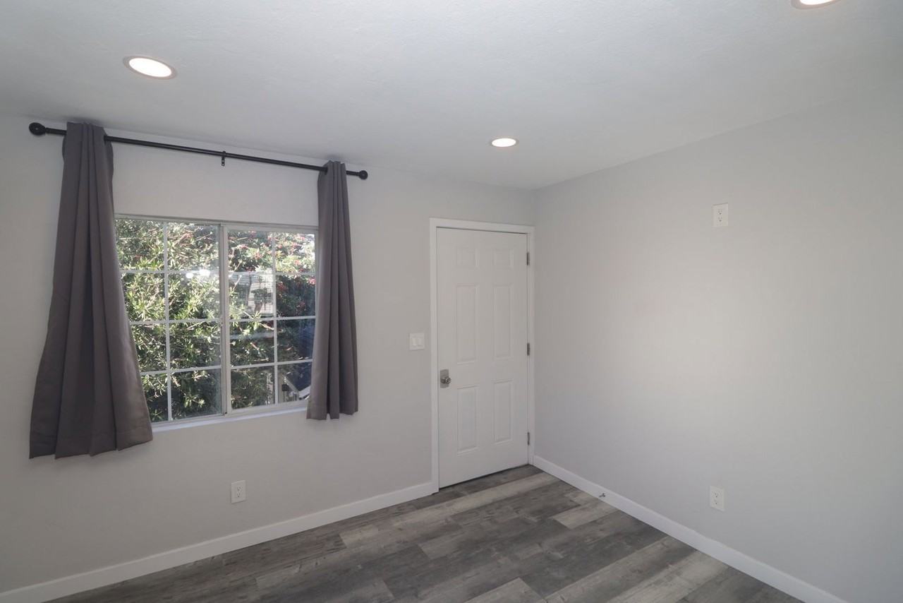 4239 Swift Ave - Photo 4 of 50