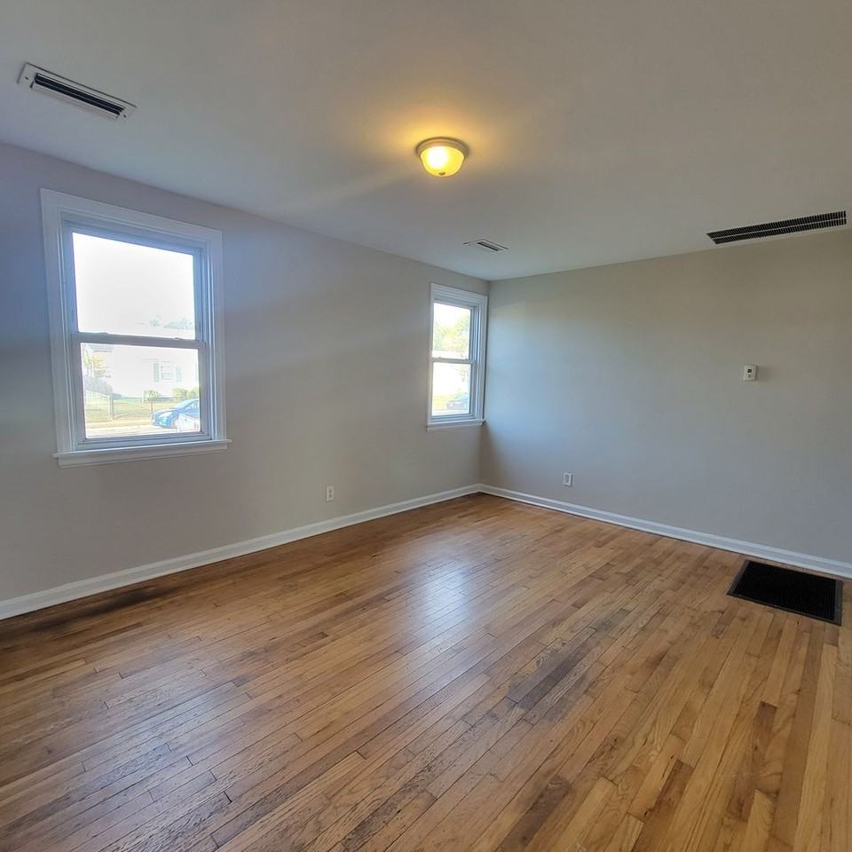 1013 Garber St - Photo 5 of 17