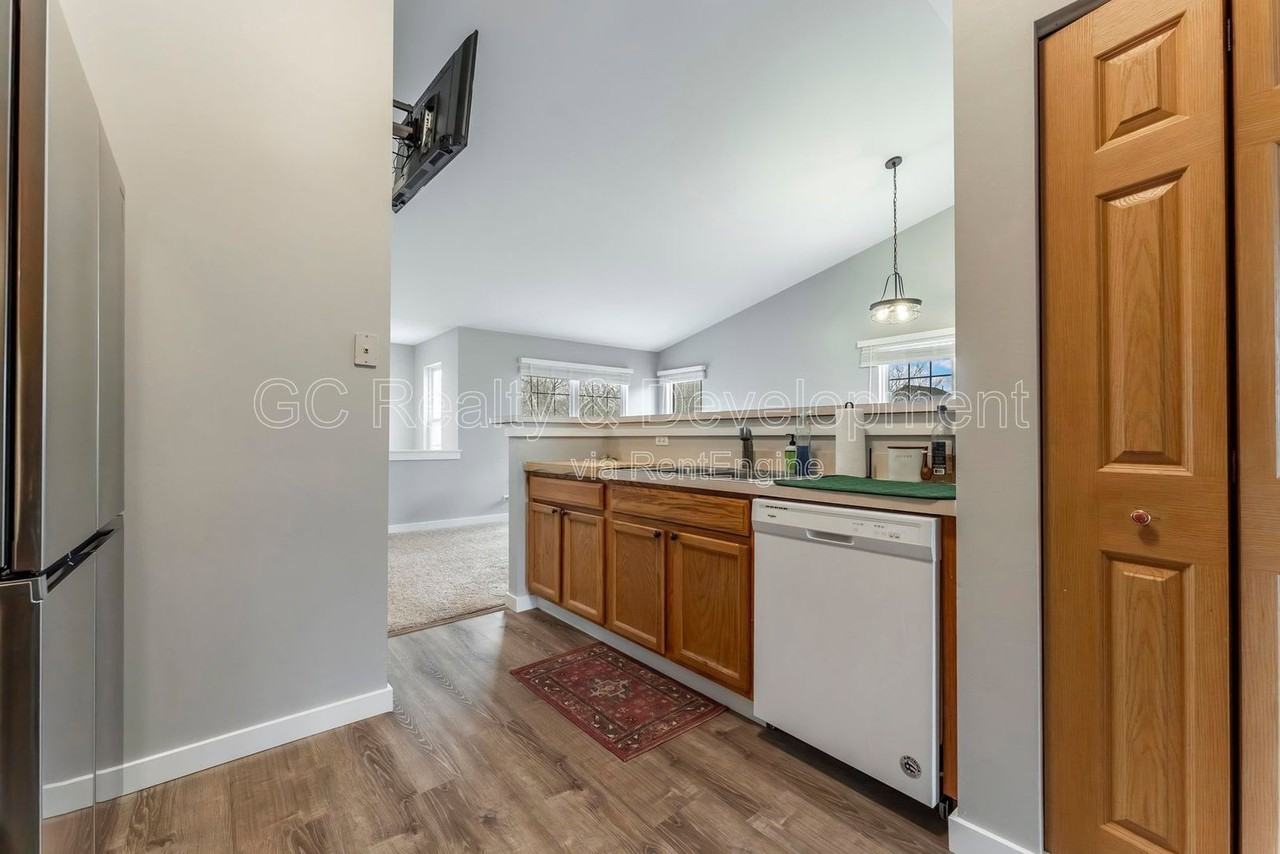 1262 Brookdale Dr - Photo 4 of 19