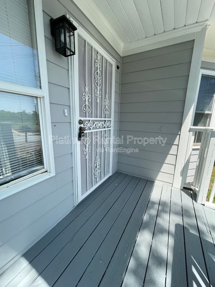 1135 Coleman St Sw - Photo 5 of 38