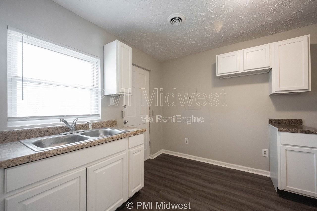 524 W 23rd St #2 - Photo 5 of 26