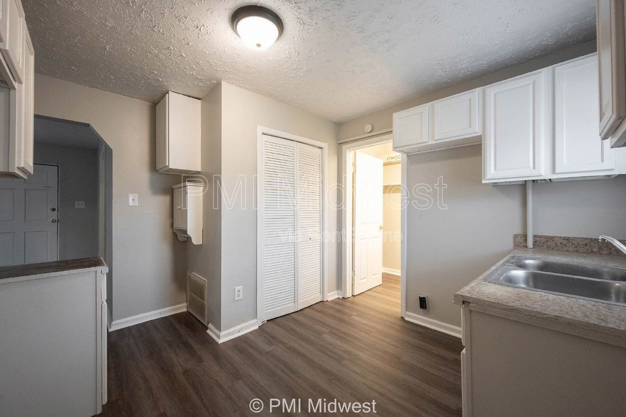 524 W 23rd St #2 - Photo 6 of 26