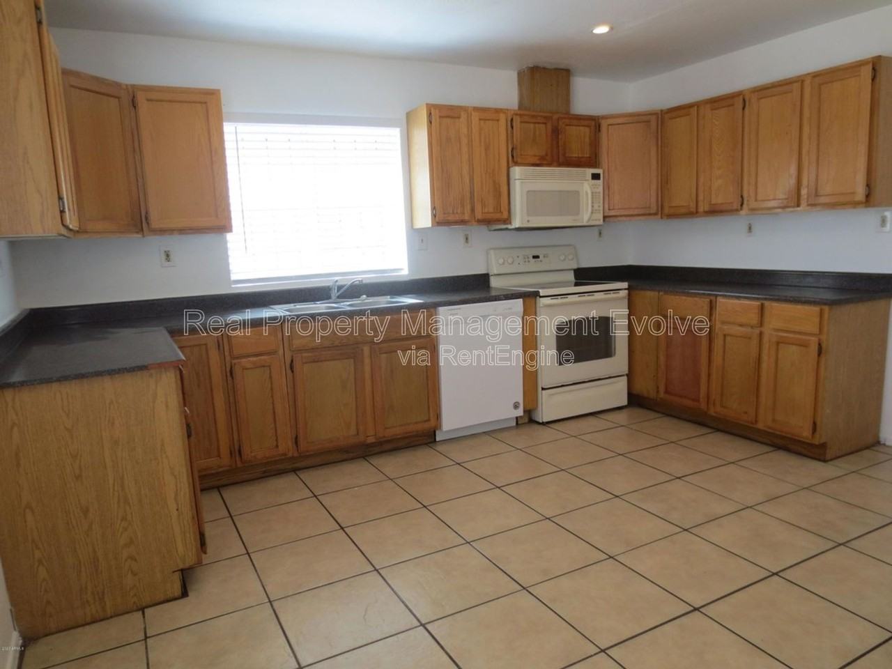 2950 E Mobile Ln - Photo 3 of 17