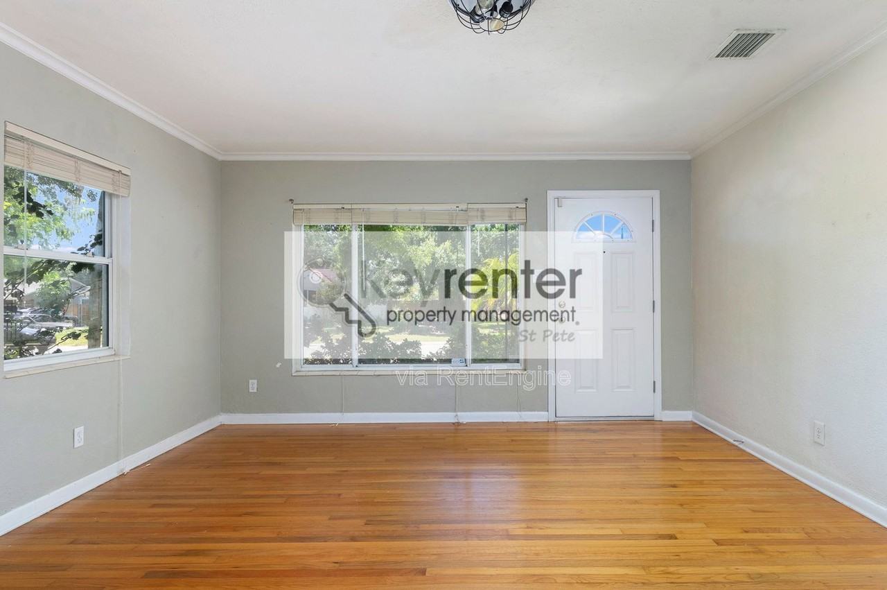 983 47th Ave N - Photo 4 of 28