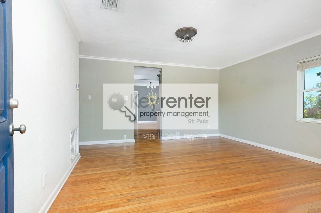 983 47th Ave N - Photo 5 of 28