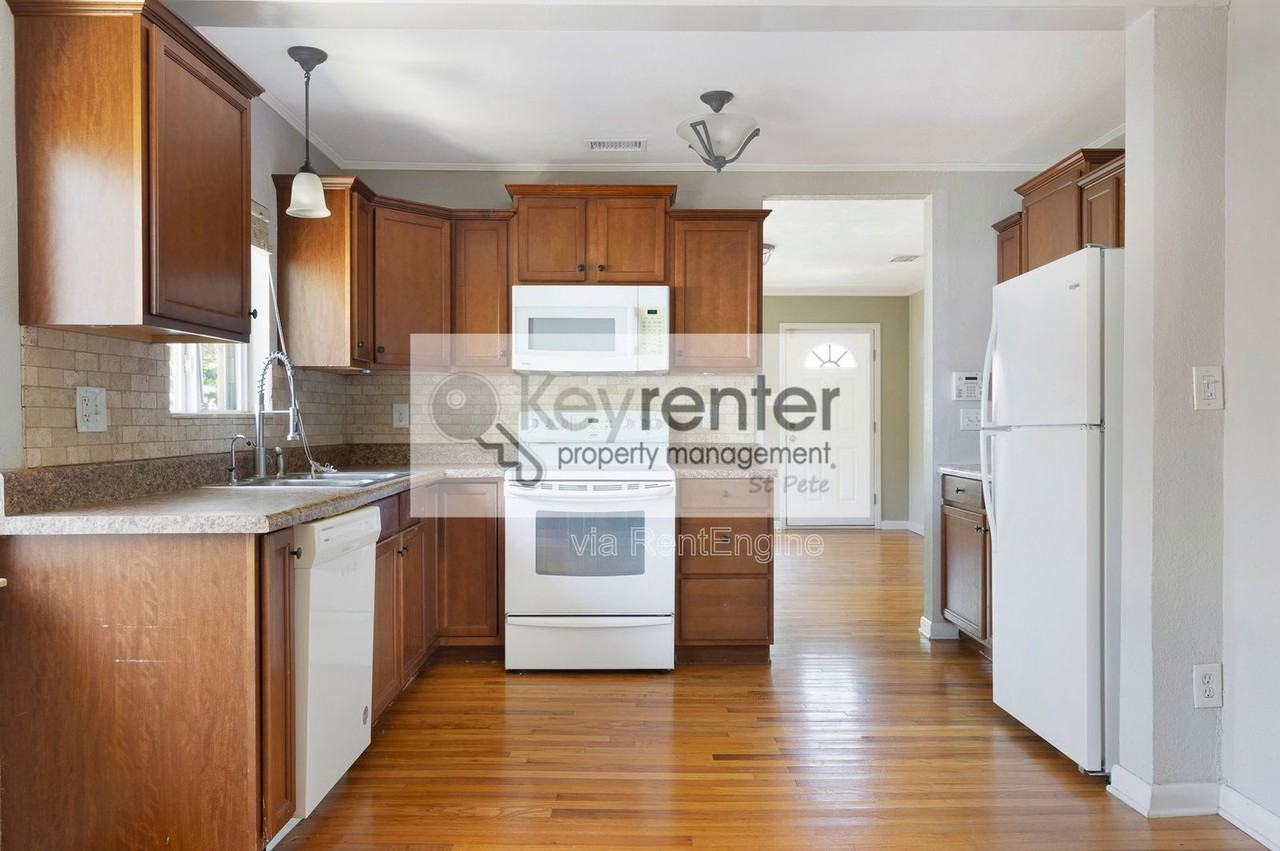 983 47th Ave N - Photo 7 of 28