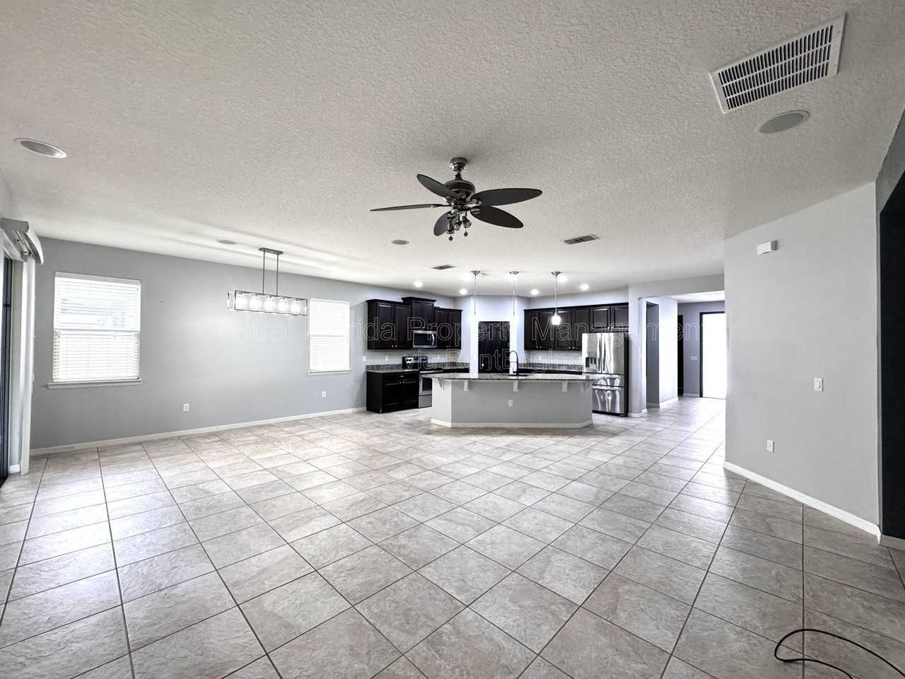 11860 Thatcher Ave - Photo 4 of 31