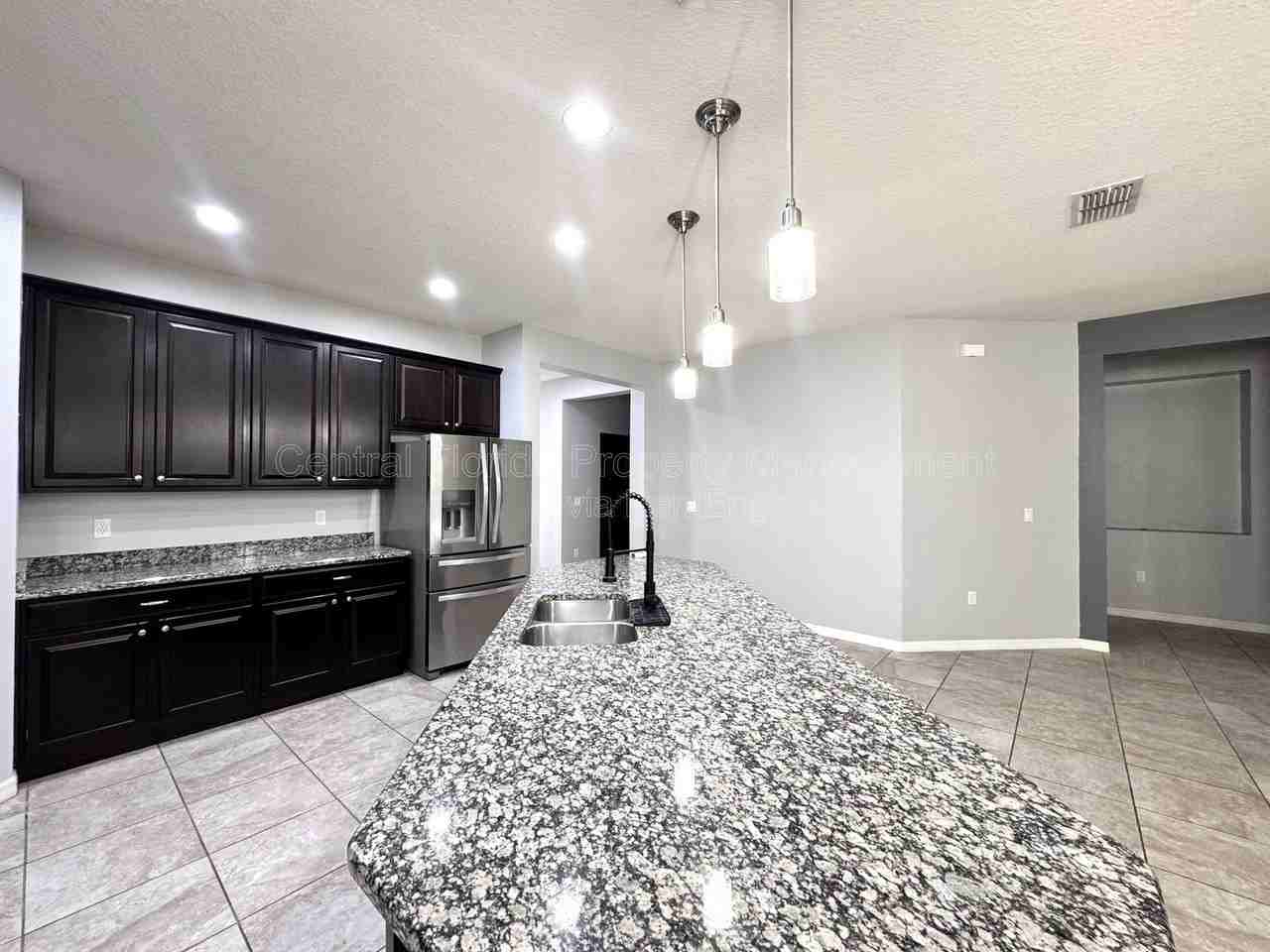 11860 Thatcher Ave - Photo 7 of 31