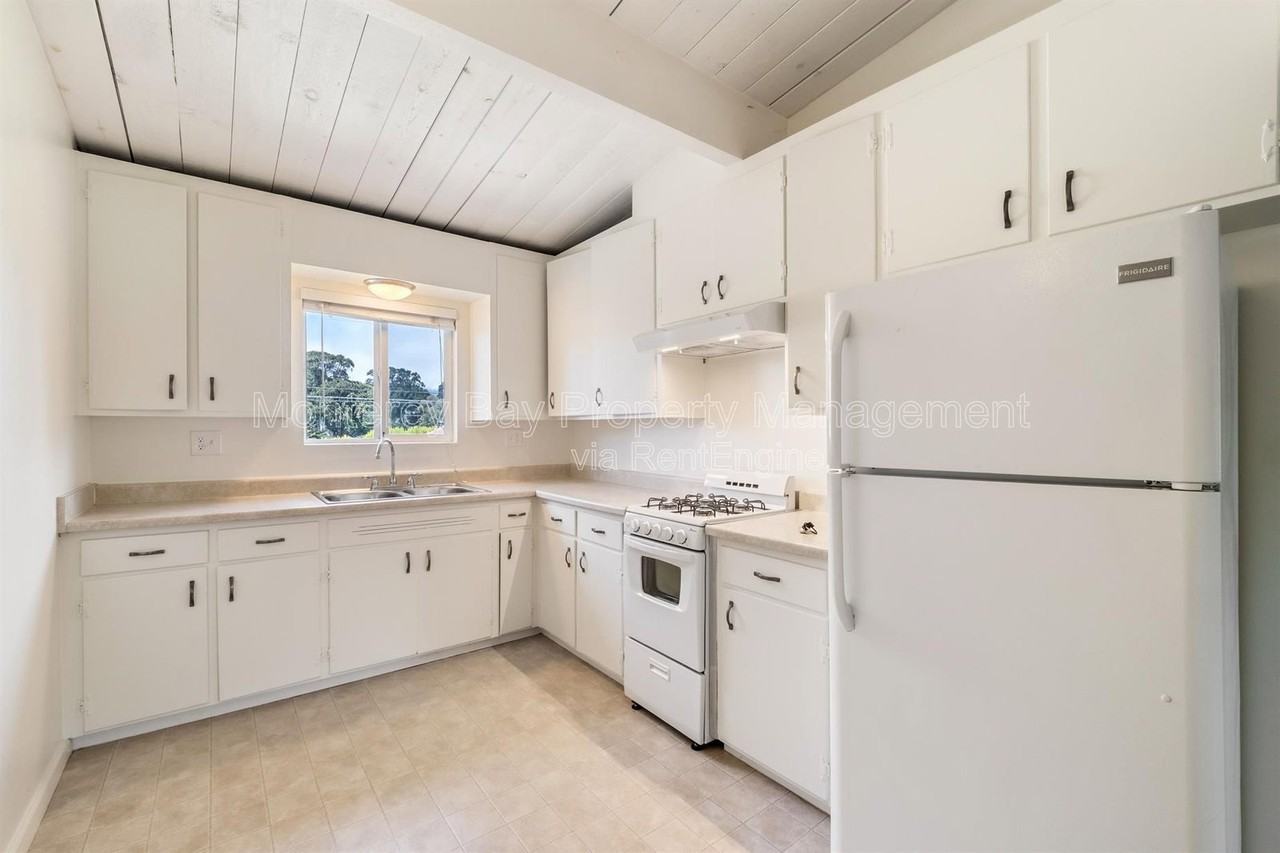 1113 4th St #E - Photo 5 of 16