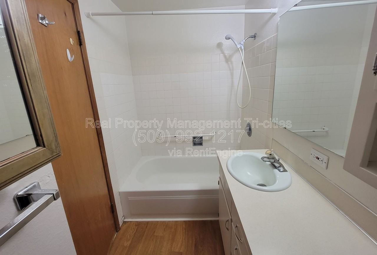 1702 W 7th Pl #B - Photo 7 of 10