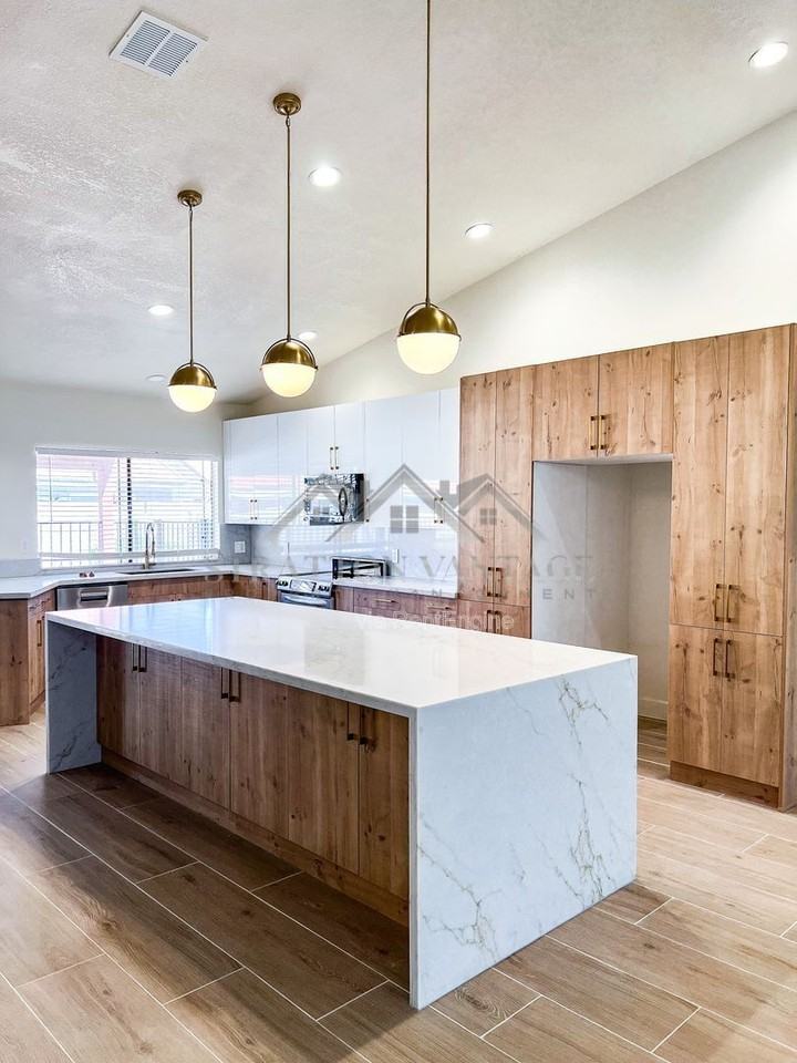 1966 E Belmont Dr - Photo 3 of 15