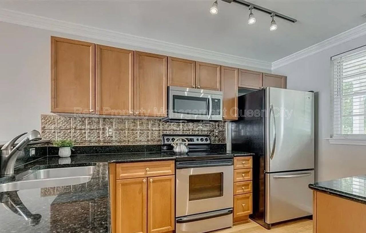 1224 Green Oaks Ln #B - Photo 4 of 16