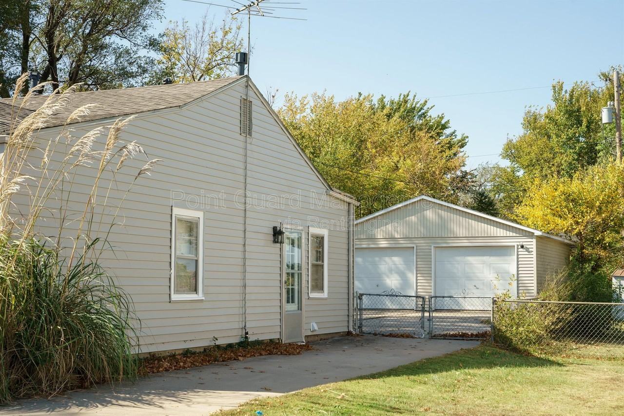 2749 N Poplar St - Photo 3 of 19