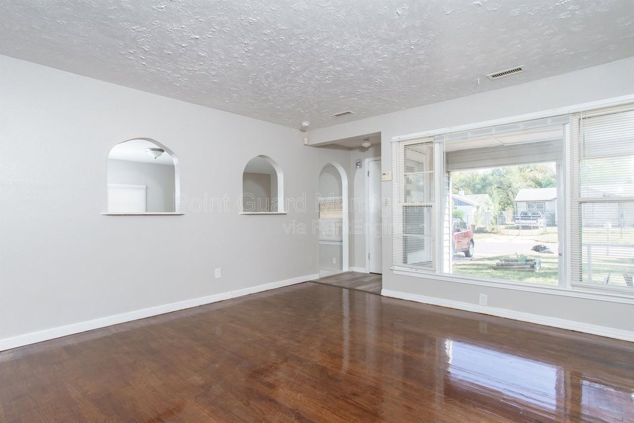 2749 N Poplar St - Photo 4 of 19