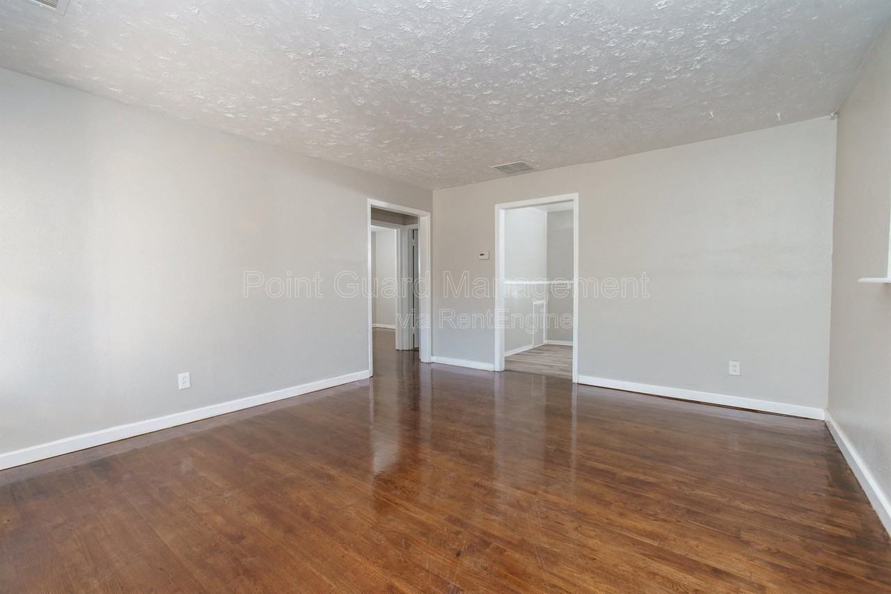 2749 N Poplar St - Photo 5 of 19