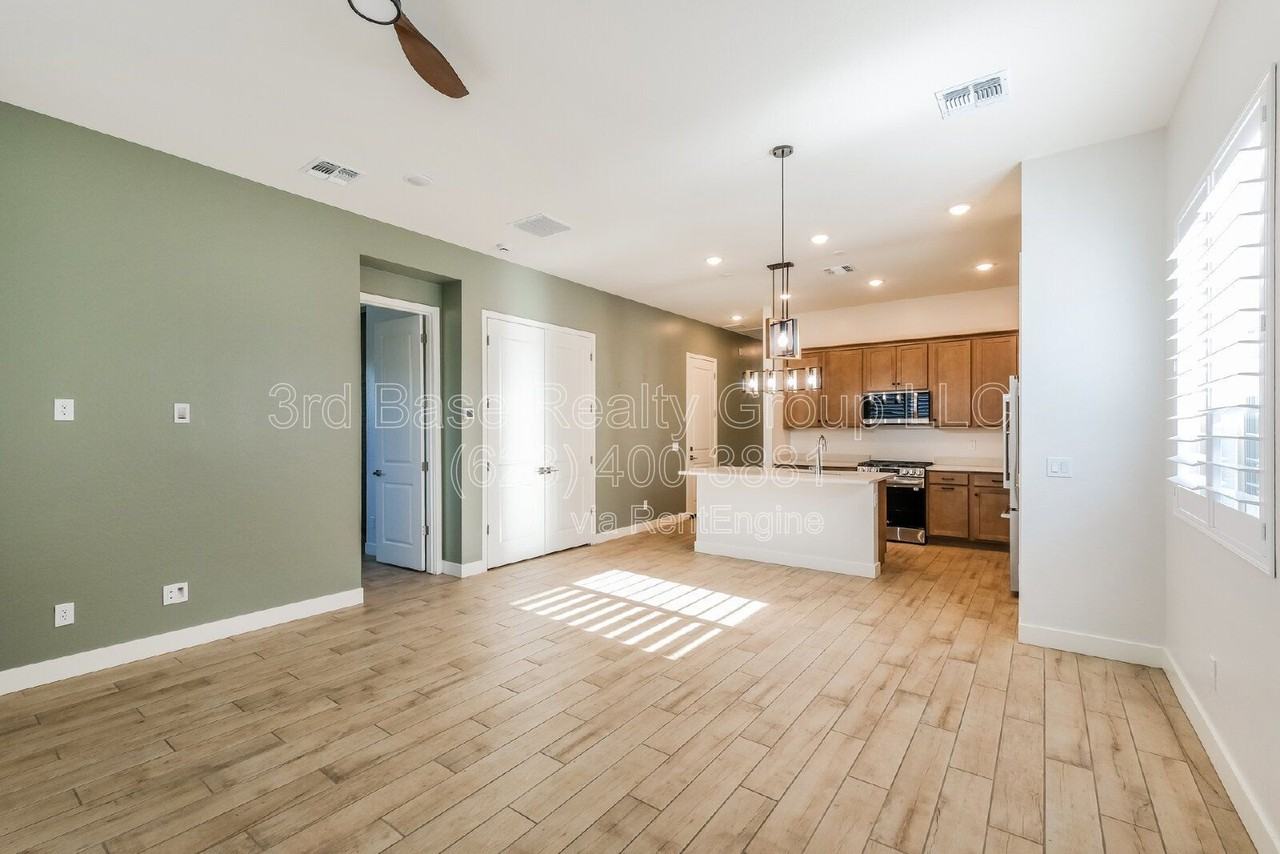 20363 W Sells Dr - Photo 6 of 26