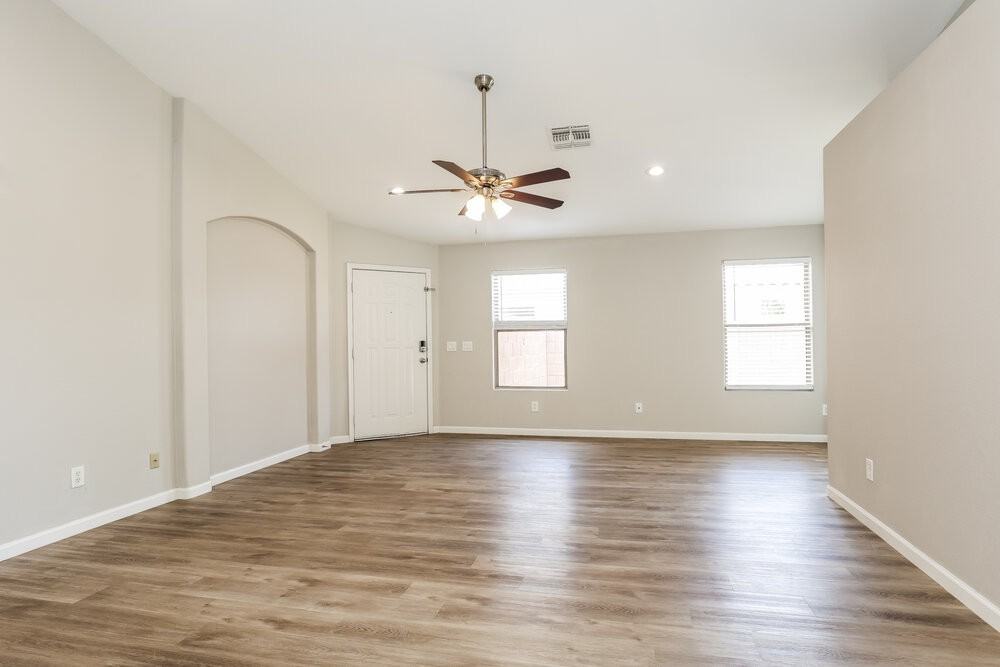 10906 W Cambridge Ave - Photo 4 of 16