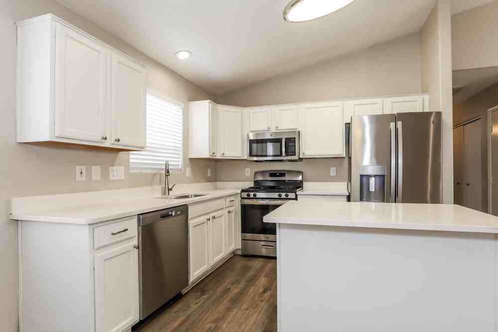 10906 W Cambridge Ave - Photo 6 of 16