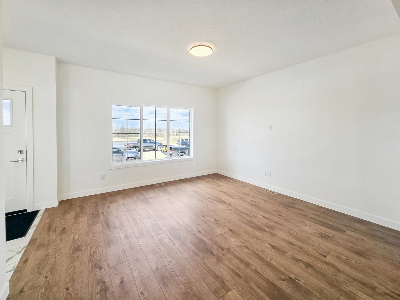 8749 Huxbury Dr Ne - Photo 6 of 35