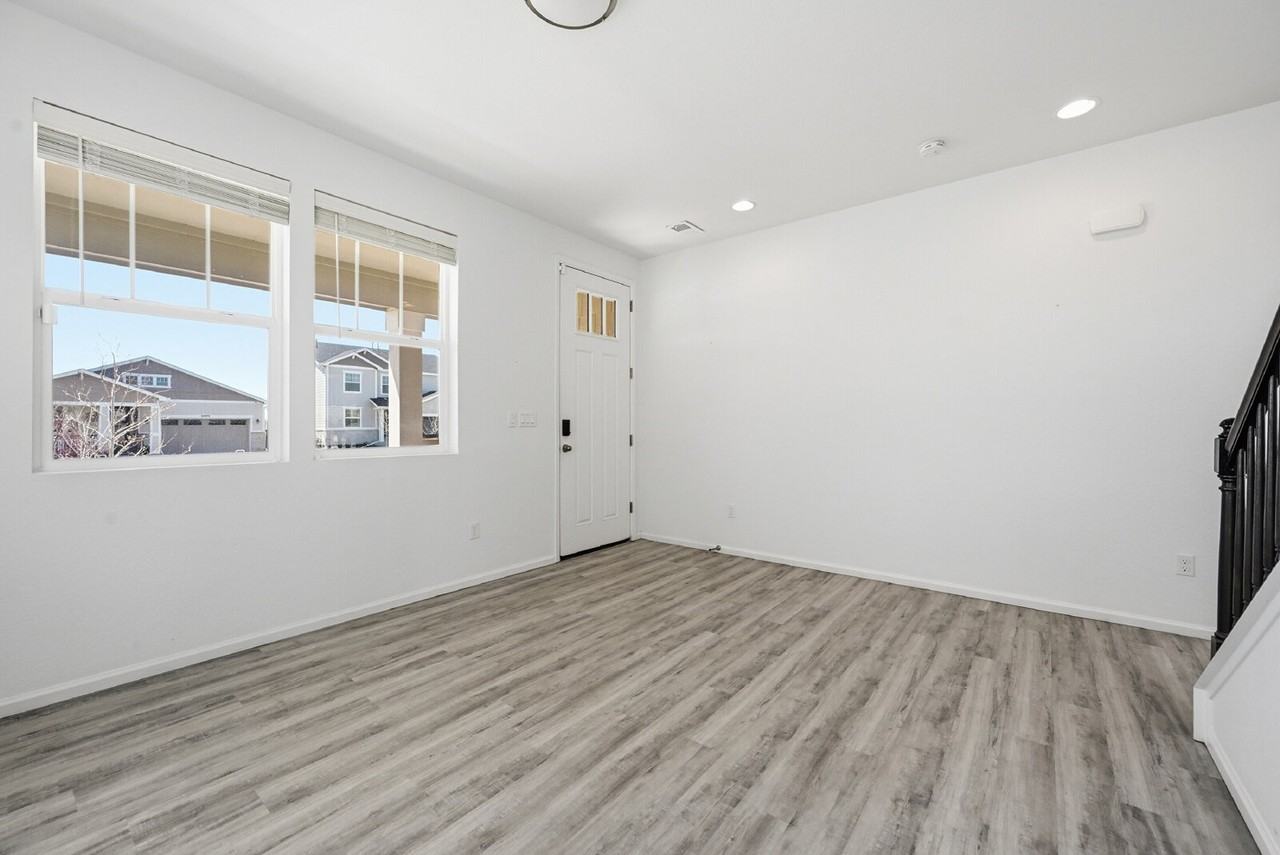 24271 E 40th Ave - Photo 5 of 44
