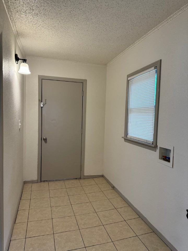 311 Bryan St - Photo 3 of 8