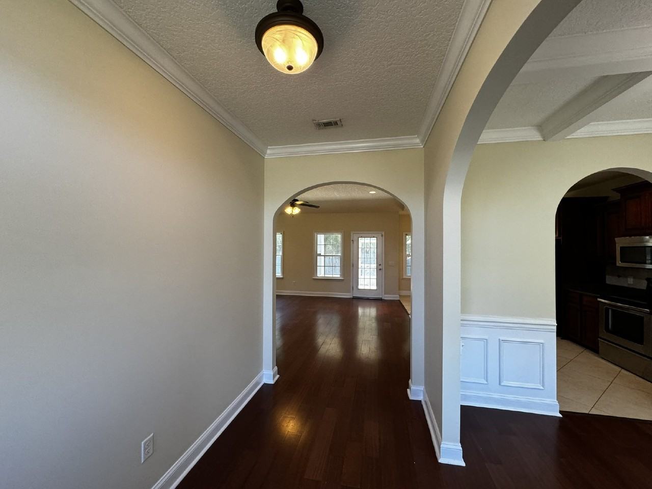 423 Parish Loop Ne - Photo 3 of 18