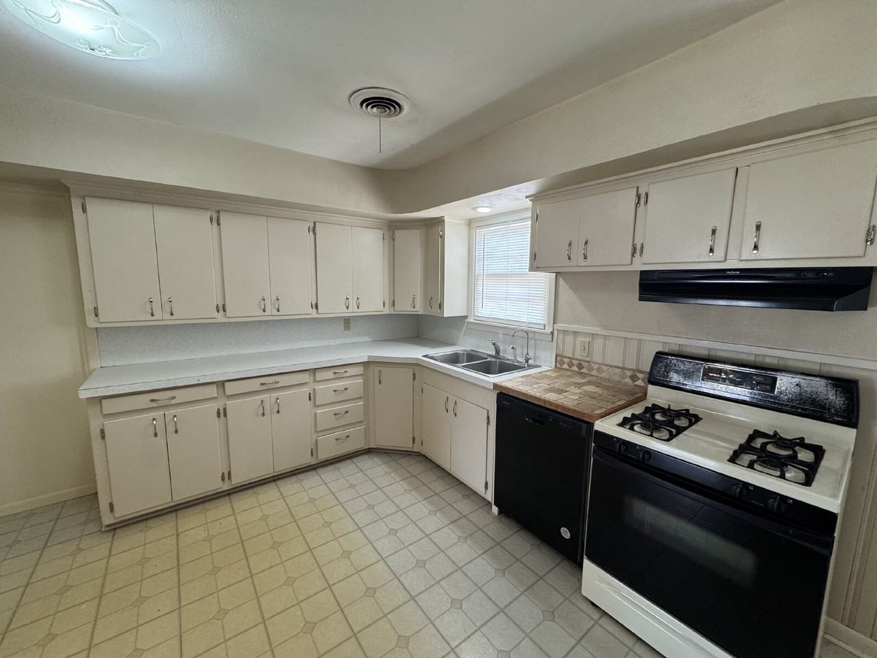 3605 40th St - Photo 4 of 11