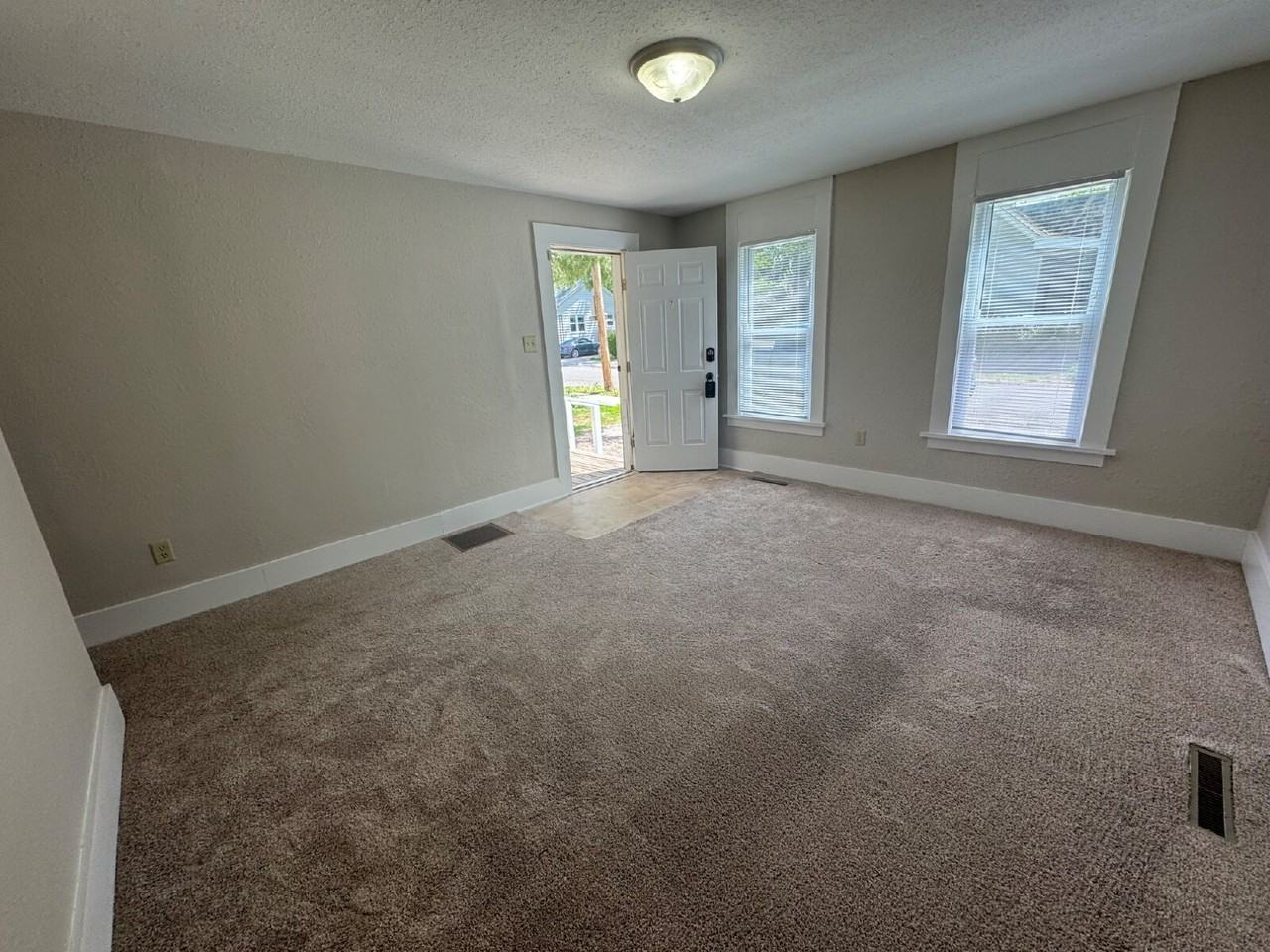 201 Eastman Ave - Photo 2 of 10