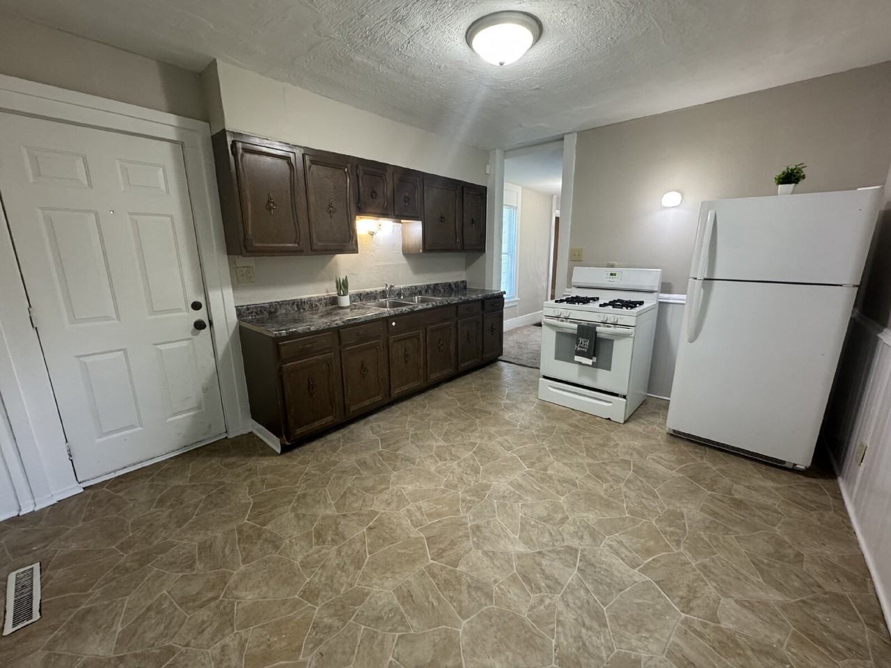 201 Eastman Ave - Photo 4 of 10