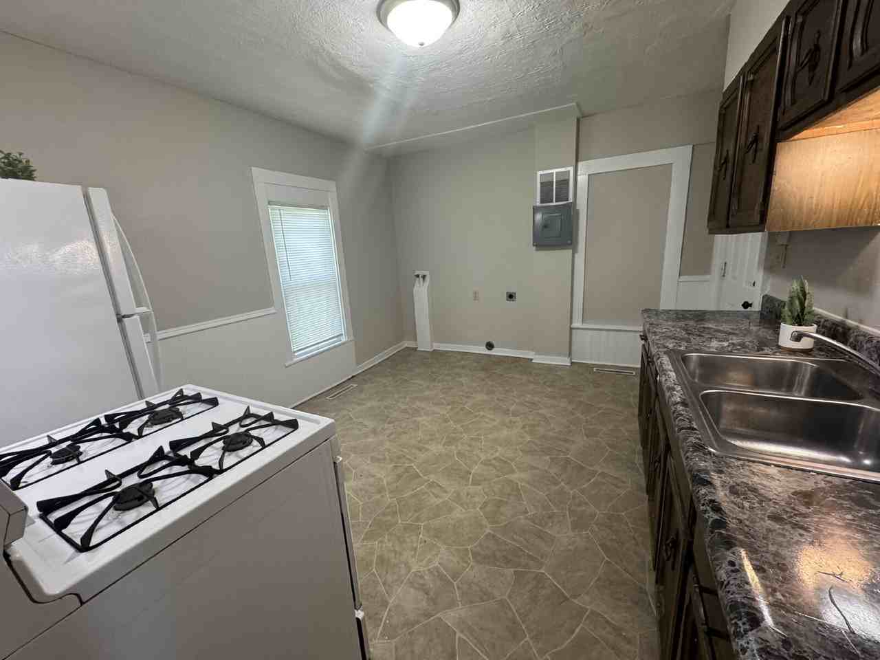 201 Eastman Ave - Photo 5 of 10