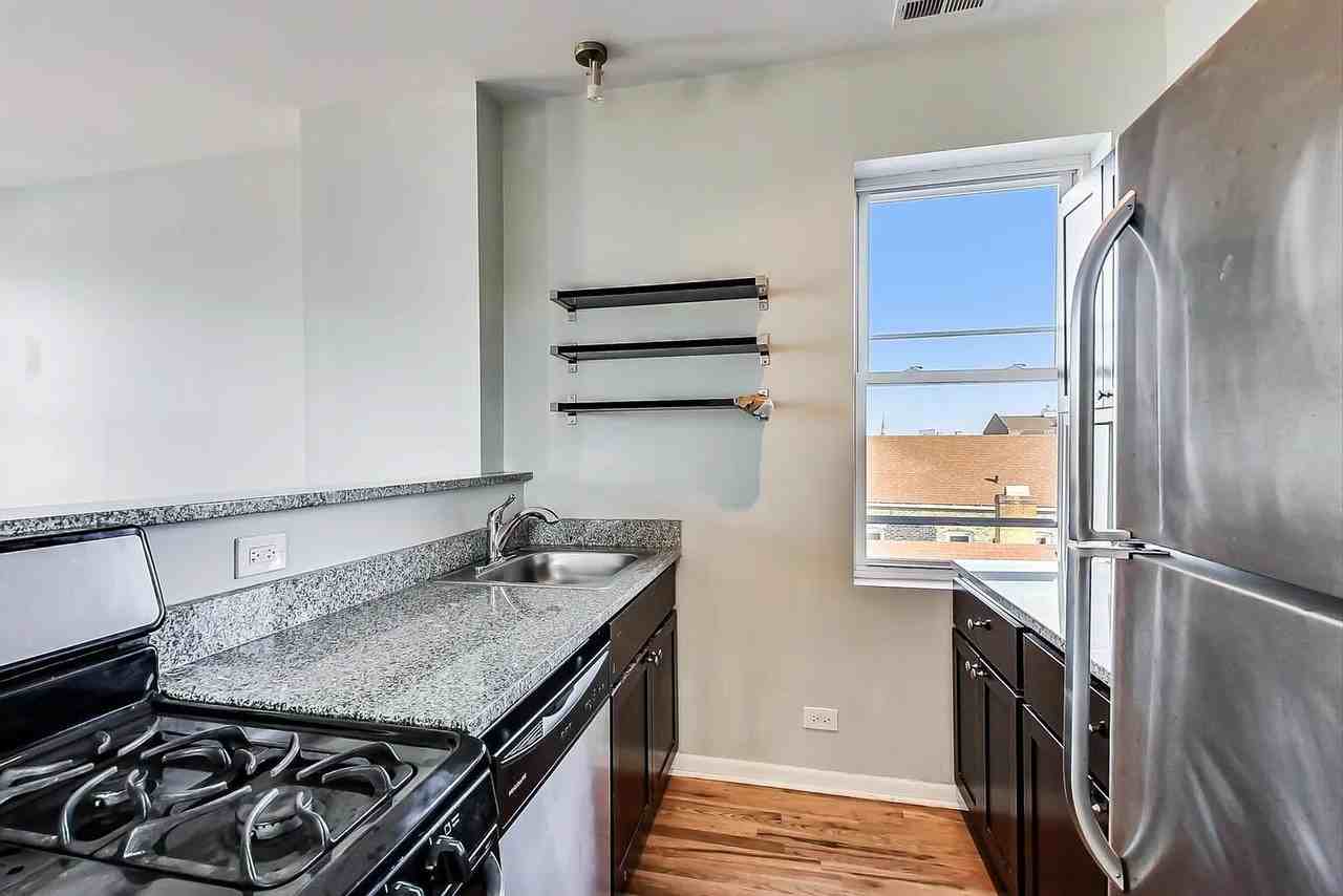 1525 W 17th St #4 - Photo 4 of 20