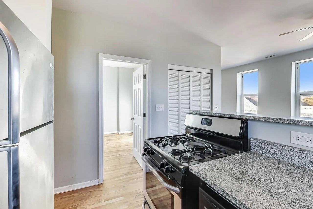 1525 W 17th St #4 - Photo 3 of 20