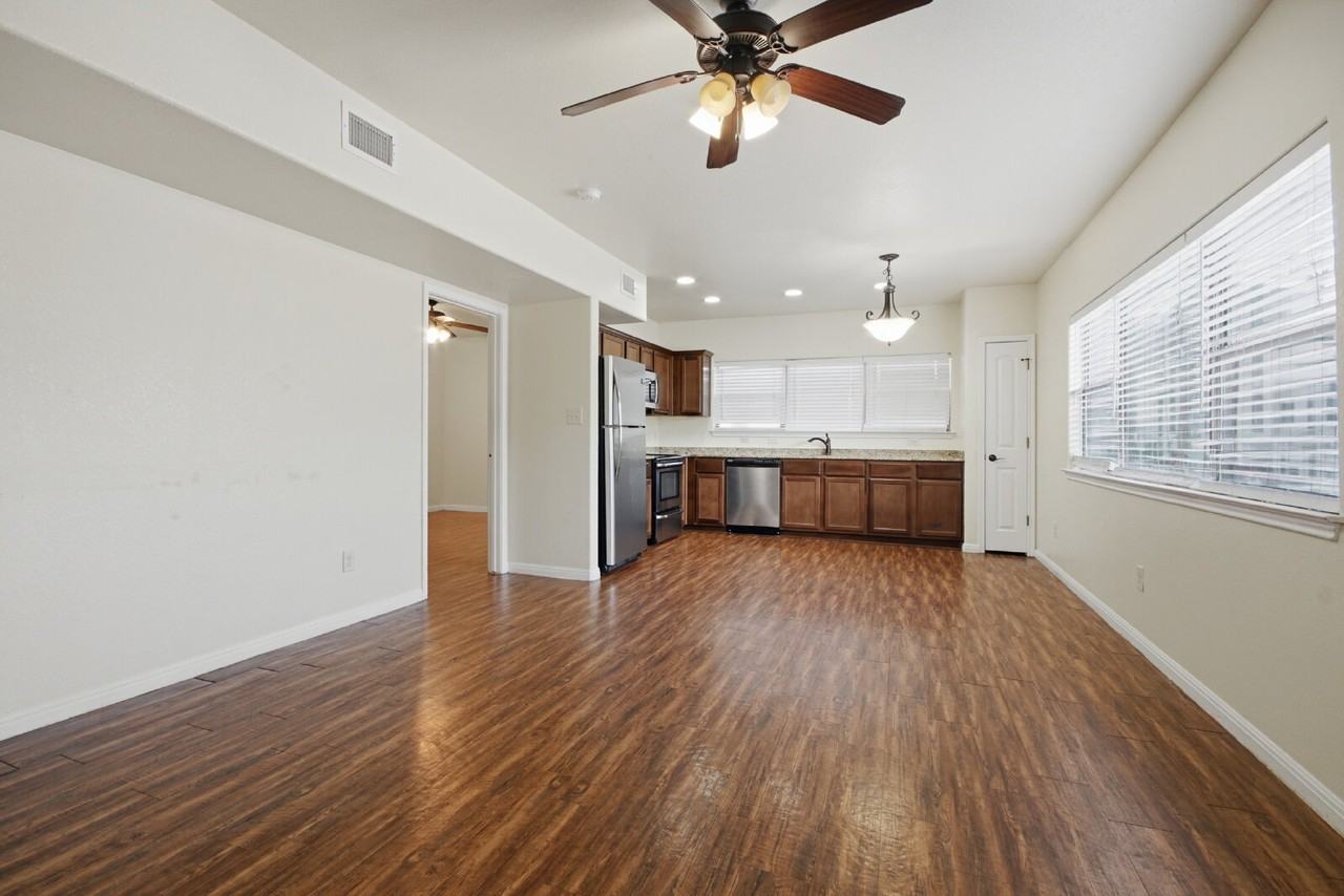 302 W San Antonio St Unit 101 - Photo 4 of 34