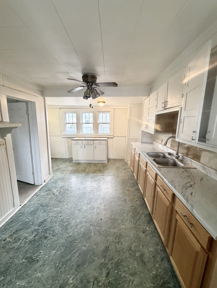 912 Pleasant St - Photo 2 of 15