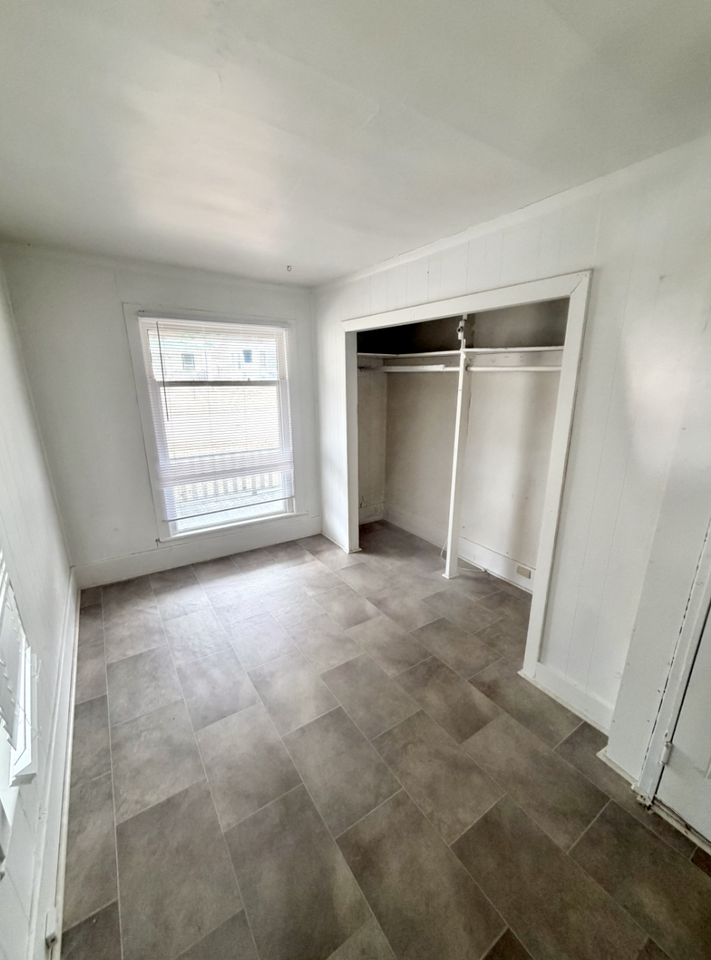912 Pleasant St - Photo 4 of 15