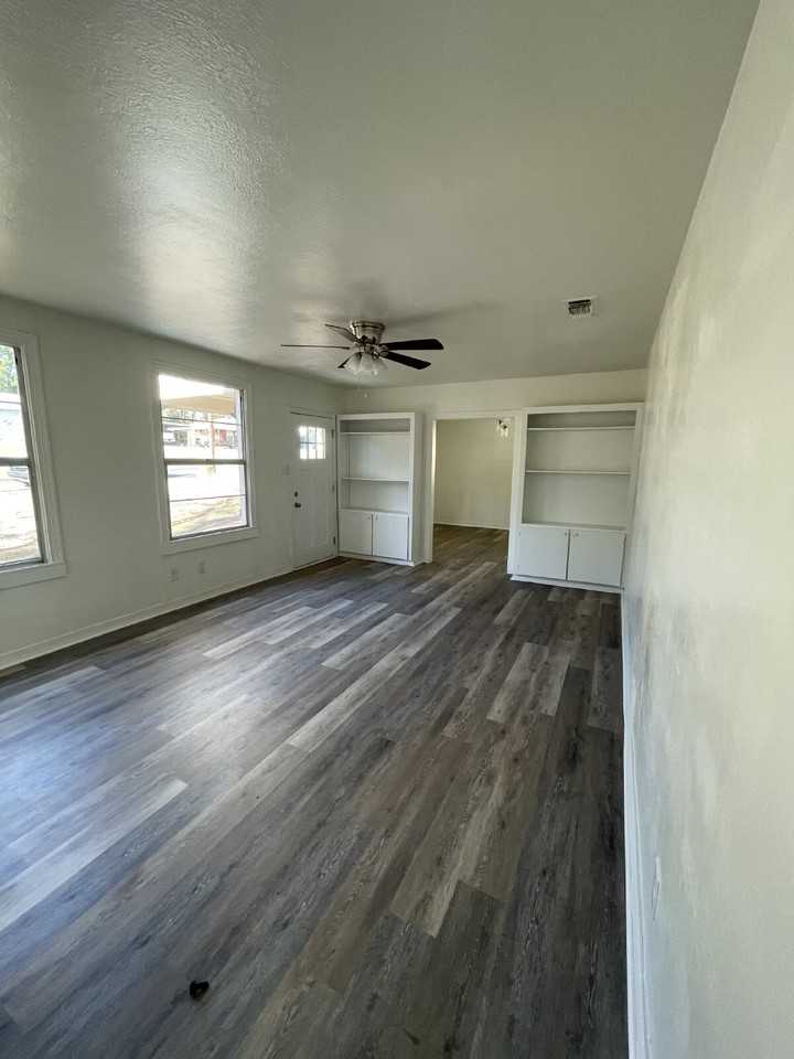 807 Kings Rd - Photo 2 of 11