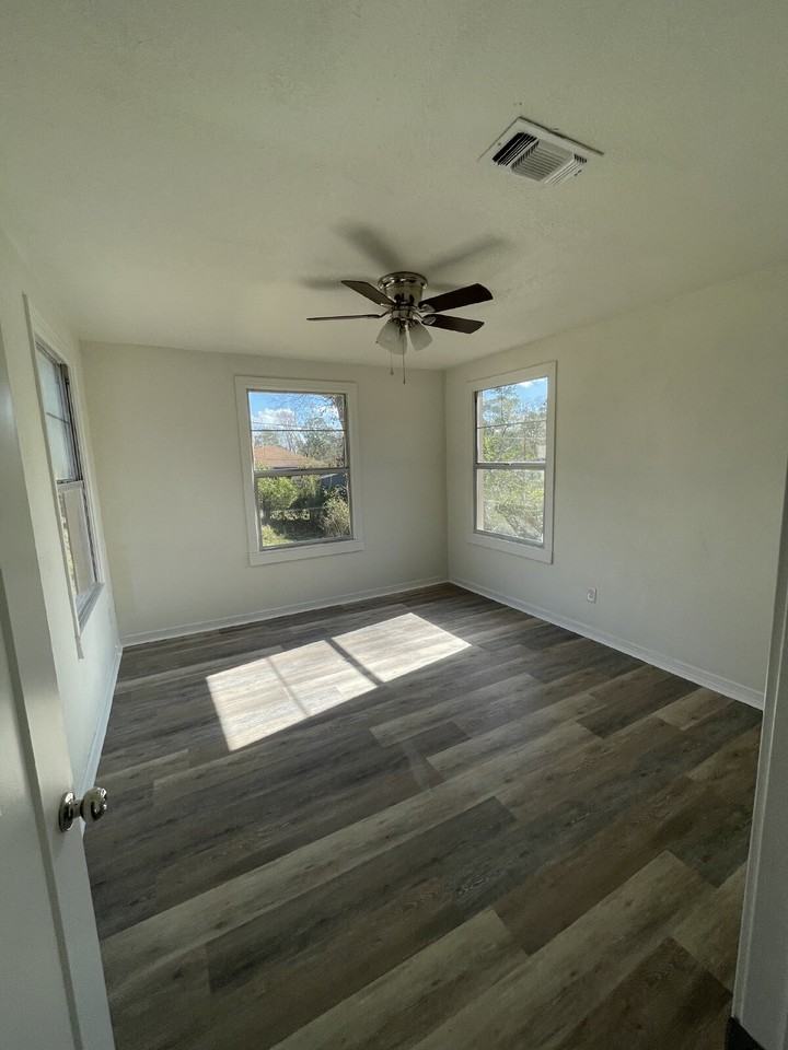 807 Kings Rd - Photo 3 of 11