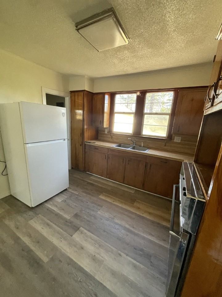 807 Kings Rd - Photo 5 of 11