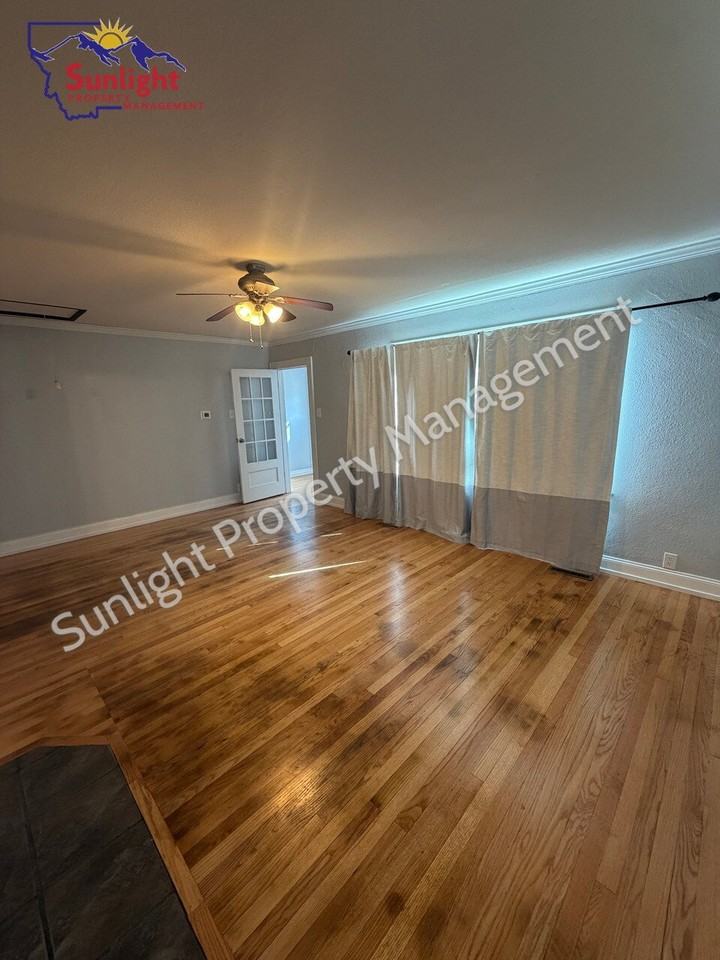 410 Pennsylvania Ave - Photo 4 of 15