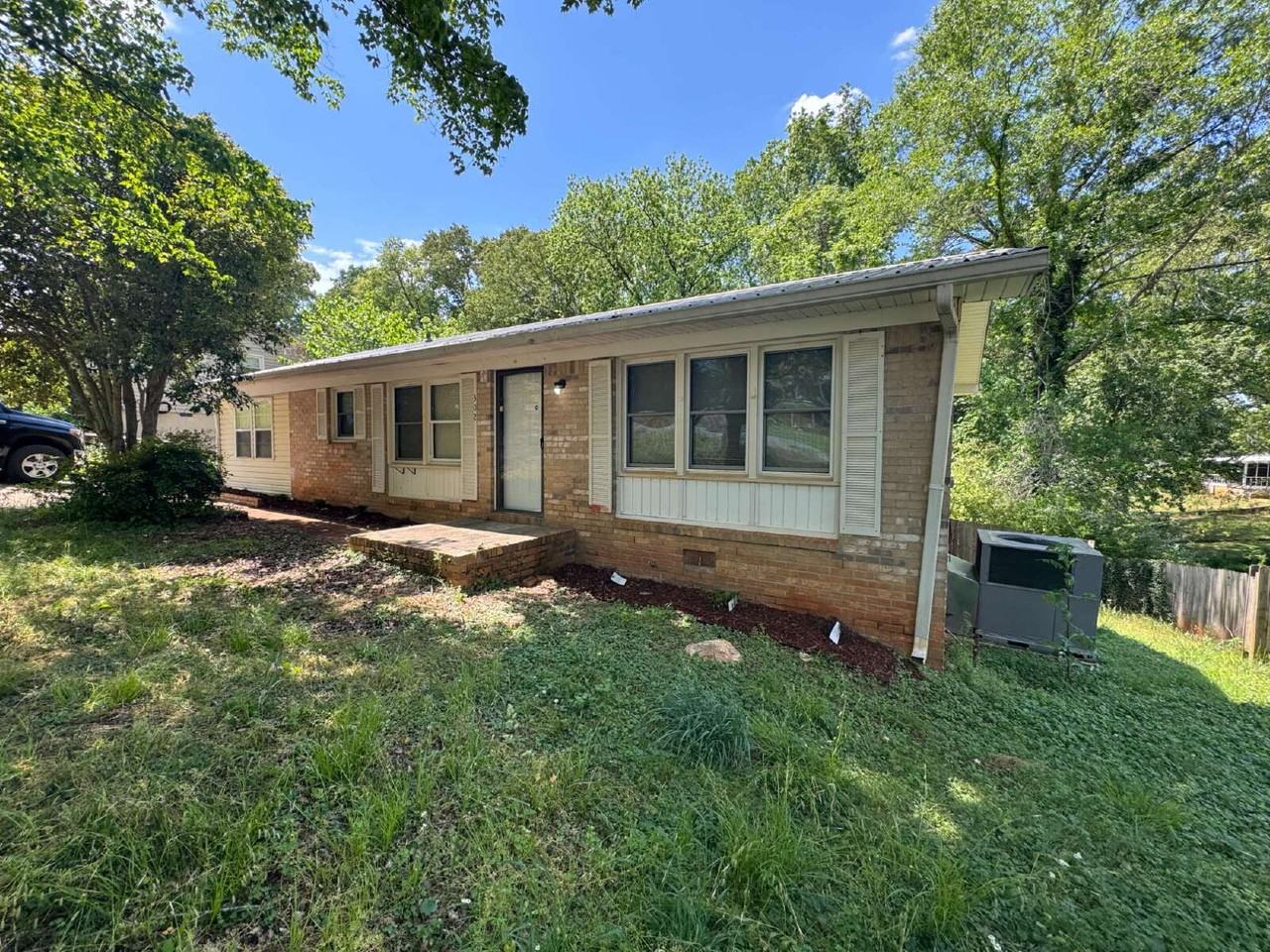 302 Brookview Dr - Photo 2 of 20