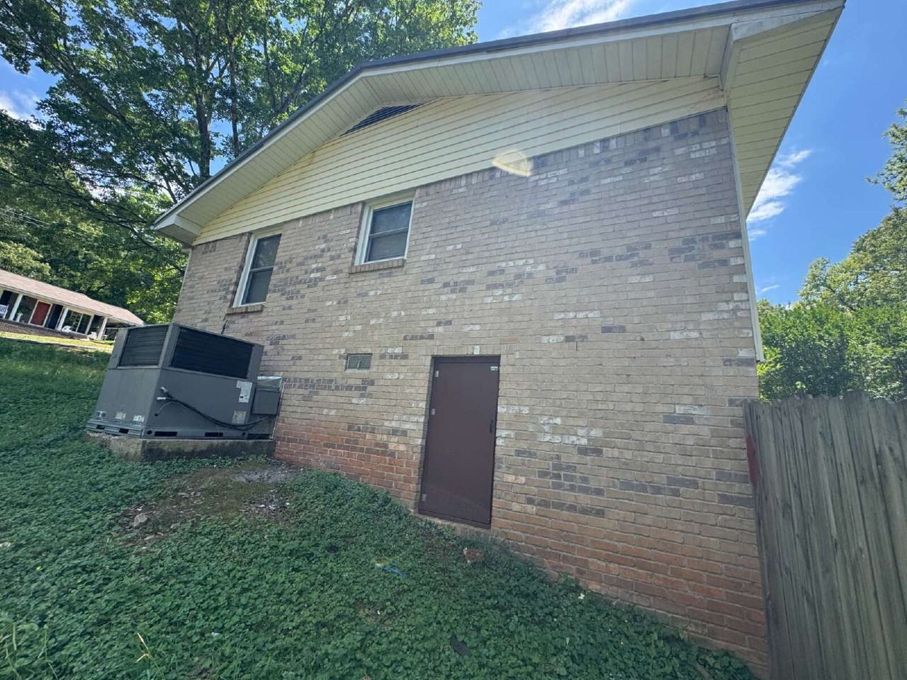 302 Brookview Dr - Photo 3 of 20