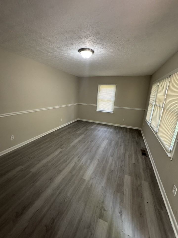 302 Brookview Dr - Photo 4 of 20