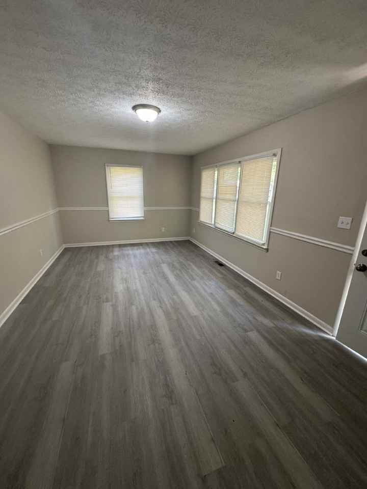 302 Brookview Dr - Photo 5 of 20