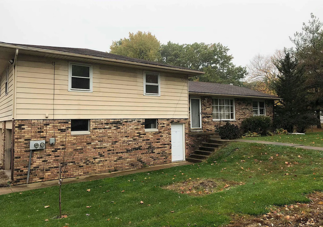 301 Eaton Ave - Photo 2 of 10