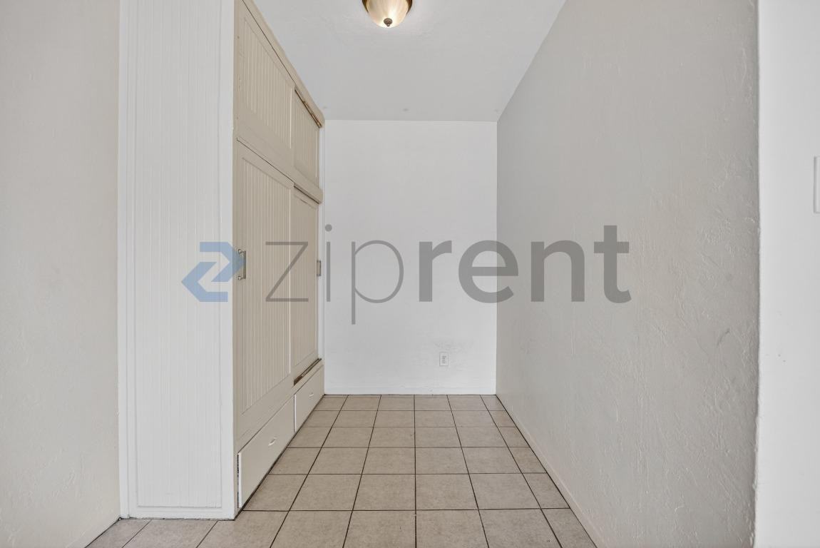 532 21st St #4 - Photo 4 of 7